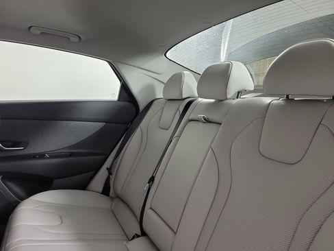 New 2025 Hyundai Elantra Limited image 31