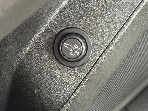 Used 2023 Chevrolet Equinox LT w/ Driver Convenience Package image 23