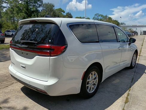 Used 2025 Chrysler Pacifica Select FWD image 5