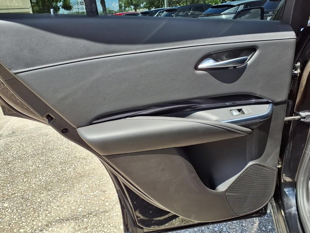 Used 2023 Cadillac XT4 Luxury w/ Cold Weather Package FWD image 17