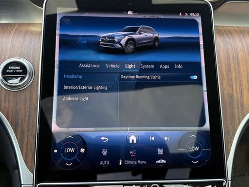 Used 2025 Mercedes-Benz GLC 300 4MATIC image 32