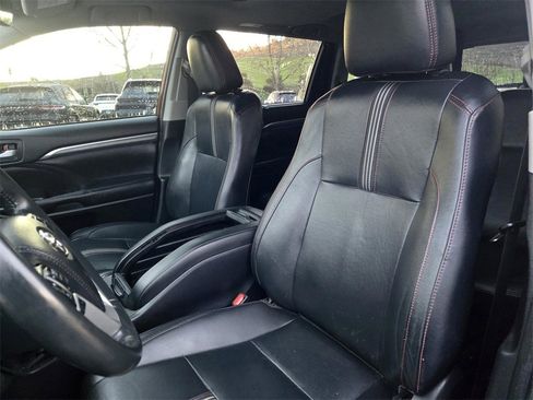 Used 2019 Toyota Highlander SE w/ Protection Package #3 image 20