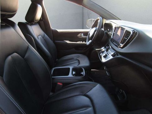 Used 2025 Chrysler Pacifica Select FWD image 8