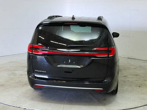 Used 2022 Chrysler Pacifica Touring-L image 6