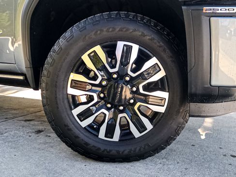 Used 2025 GMC Sierra 2500 Denali Ultimate image 13