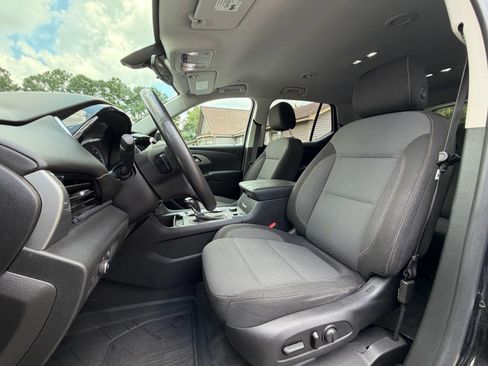 Used 2020 Chevrolet Traverse LT w/ LPO, Blackout Package FWD image 11