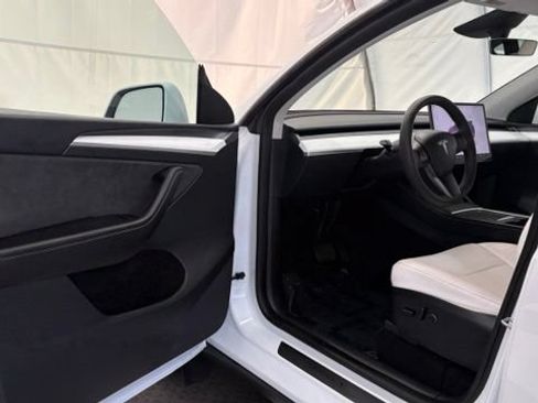 Used 2024 Tesla Model Y 2WD image 31