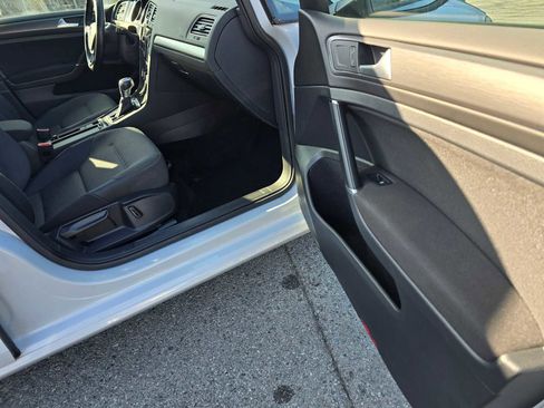 Used 2018 Volkswagen e-Golf SE w/ DC Fast Charging Package image 10