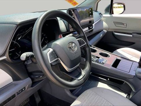 Certified 2021 Toyota Sienna LE FWD image 17