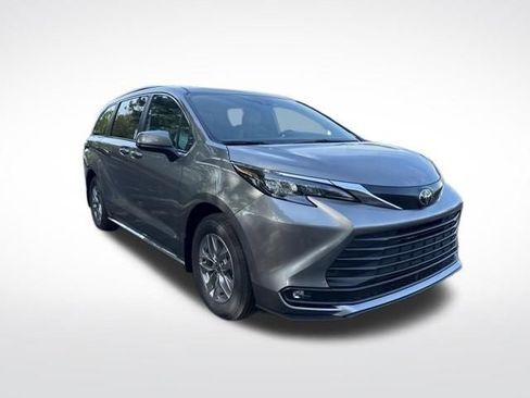 New 2026 Toyota Sienna XLE FWD image 7