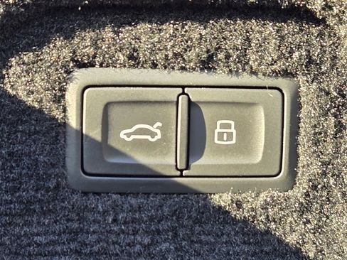 Used 2020 Bentley Flying Spur W12 image 38