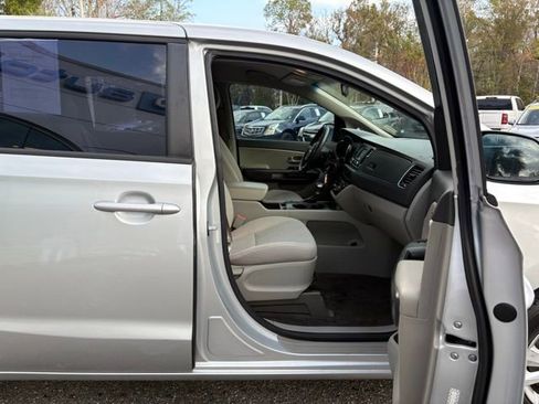 Used 2018 Kia Sedona L image 29