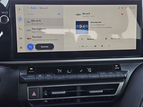 Used 2025 Toyota Camry SE w/ Multimedia Upgrade Package image 16