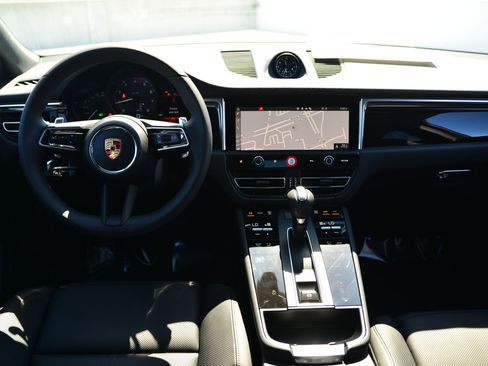 Used 2026 Porsche Macan image 16