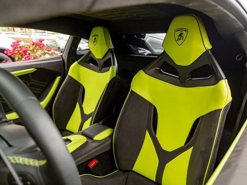 Used 2025 Lamborghini Revuelto image 13