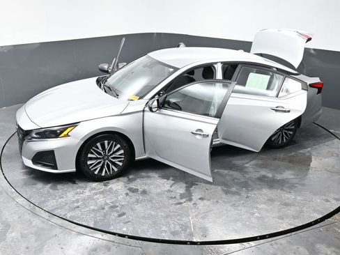 Used 2024 Nissan Altima 2.5 SV FWD image 61