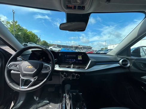 Used 2025 Chevrolet Trax LT w/ LT Convenience Package FWD image 27