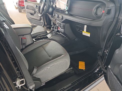 New 2025 Jeep Wrangler Unlimited Rubicon w/ Steel Bumper Group image 21