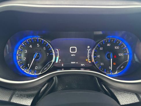 Used 2025 Chrysler Pacifica Select FWD image 25