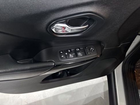 Used 2020 Jeep Cherokee Altitude image 10