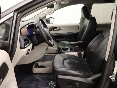 Used 2019 Chrysler Pacifica Touring-L image 17