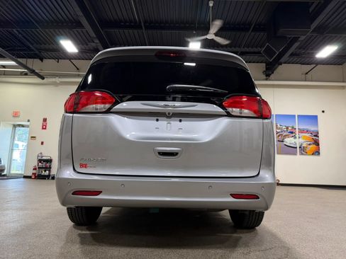 Used 2021 Chrysler Voyager L FWD image 18