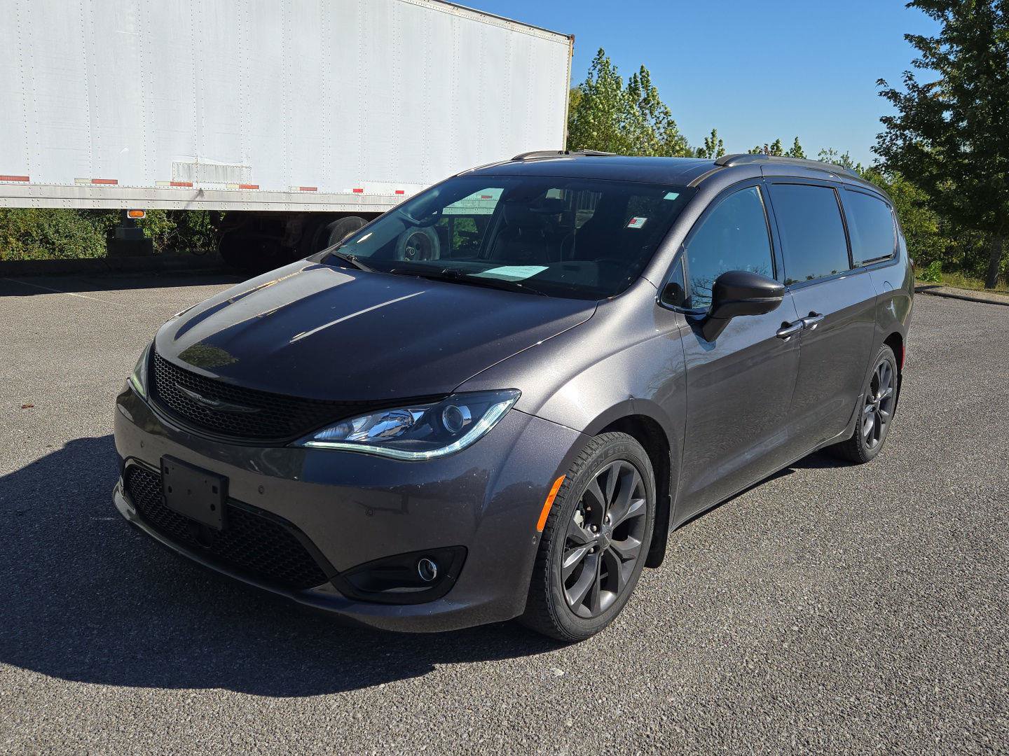 Used 2020 Chrysler Pacifica Limited w/ Advanced Safetytec Group FWD image 3