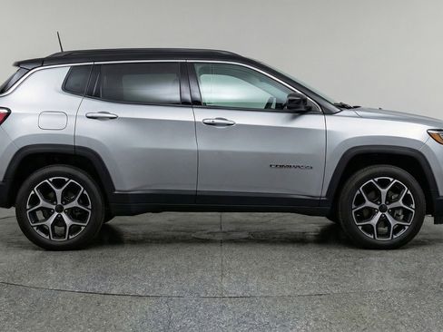 Used 2025 Jeep Compass Limited image 11