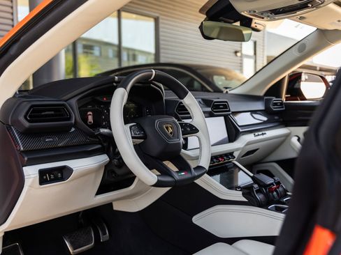 Used 2025 Lamborghini Urus SE AWD/4WD image 32