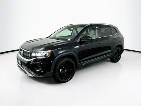 Used 2023 Volkswagen Taos SE FWD image 3