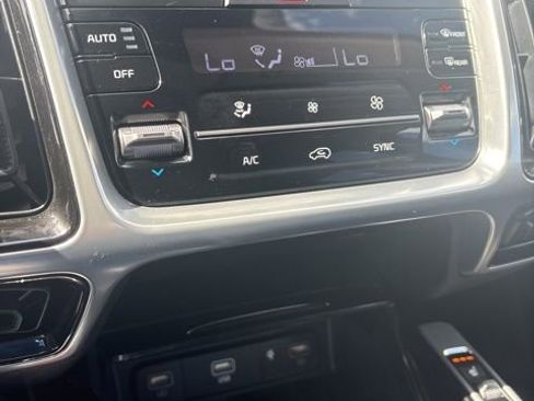 Used 2023 Kia Sorento SX image 19