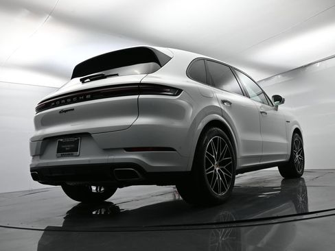 Certified 2025 Porsche Cayenne E-Hybrid w/ Premium Package Plus AWD/4WD image 54