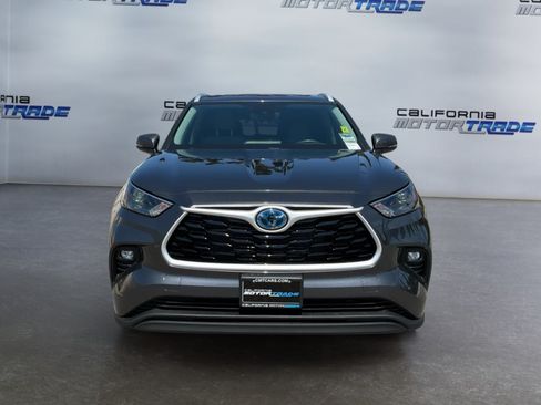 Used 2023 Toyota Highlander XLE FWD image 2