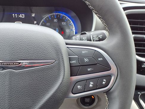 Used 2023 Chrysler Pacifica Touring-L image 13