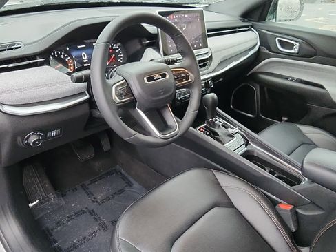 Used 2024 Jeep Compass Latitude image 11