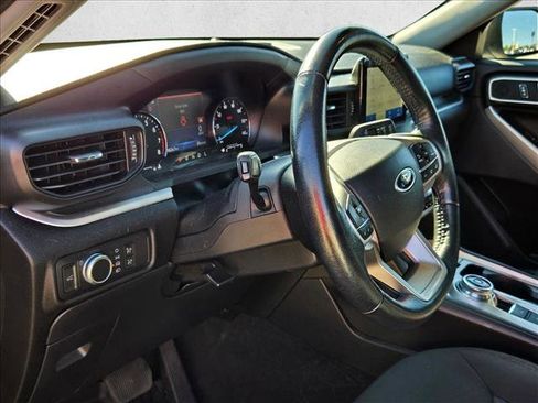 Used 2022 Ford Explorer XLT image 9