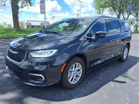 Used 2024 Chrysler Pacifica Touring-L FWD image 3