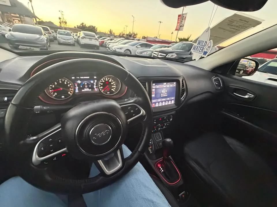 Used 2018 Jeep Compass Trailhawk w/ Leather Interior Group AWD/4WD image 6