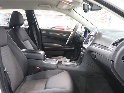 Used 2022 Chrysler 300 Touring image 16