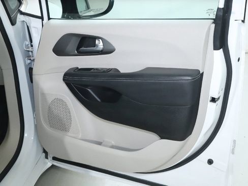 Used 2024 Chrysler Pacifica Limited FWD image 33