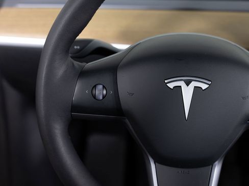 Used 2021 Tesla Model Y Long Range image 32