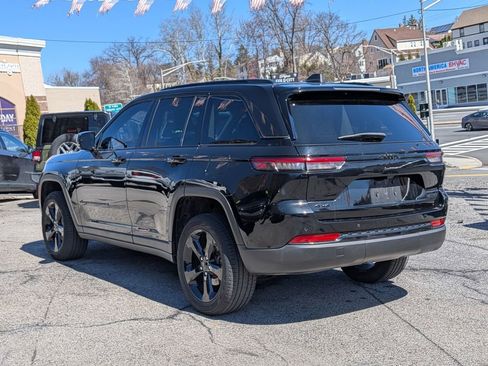 Used 2023 Jeep Grand Cherokee Limited w/ Black Appearance Package image 10