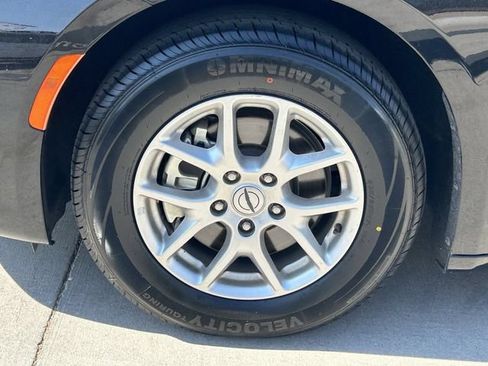 Used 2024 Chrysler Pacifica Touring-L FWD image 10