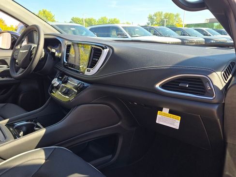 New 2026 Chrysler Pacifica Limited w/ S Appearance Package image 8