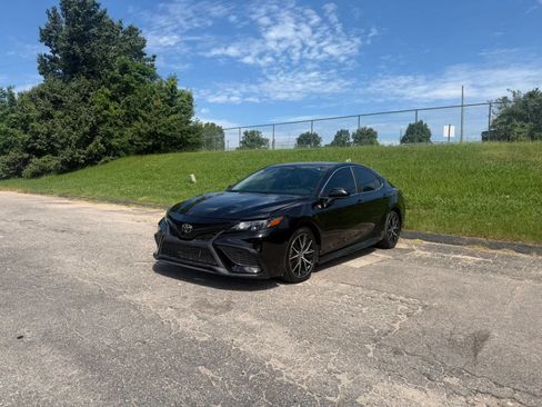 Used 2021 Toyota Camry SE FWD image 2