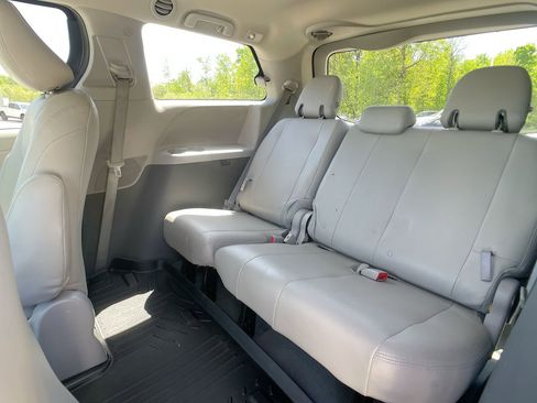 Used 2020 Toyota Sienna L FWD image 21
