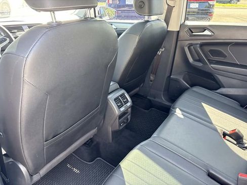 Used 2023 Volkswagen Tiguan SE w/ Panoramic Sunroof Package FWD image 16