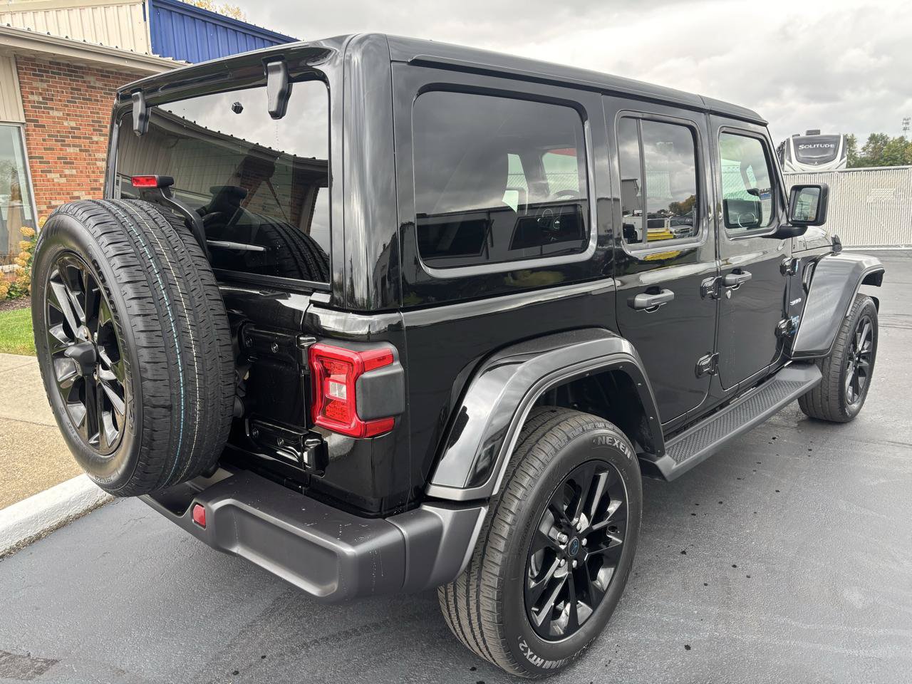 Used 2024 Jeep Wrangler Unlimited Sahara w/ Technology Group AWD/4WD image 3