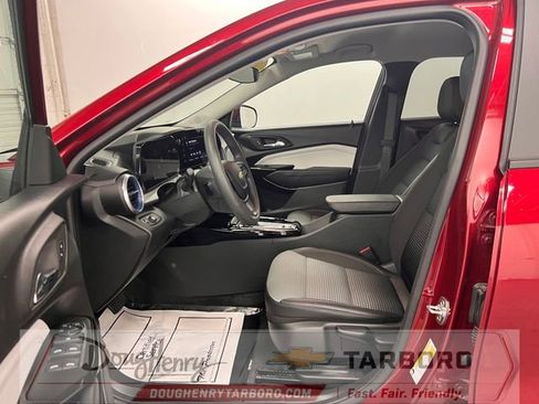 Used 2025 Chevrolet Trax LT FWD image 29
