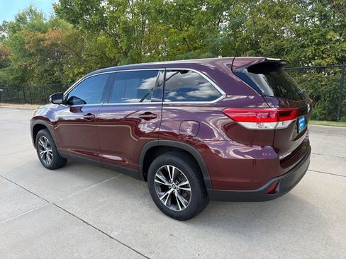 Used 2019 Toyota Highlander LE FWD image 3
